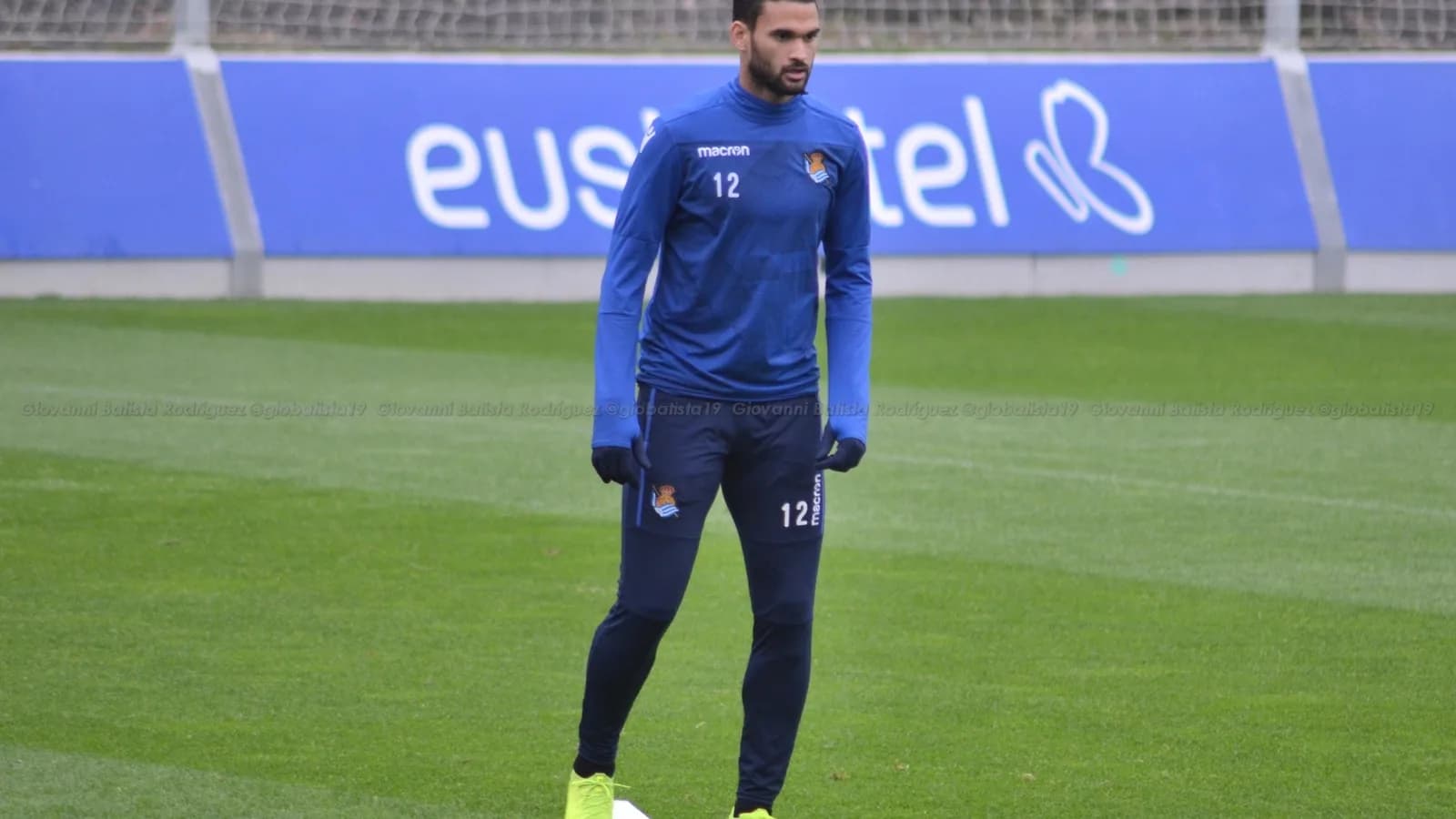Willian José durante treino com a camisa da Real Sociedad, clube espanhol pelo qual já jogou