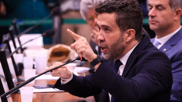André Janones gesticula durante sessão na Câmara dos Deputados