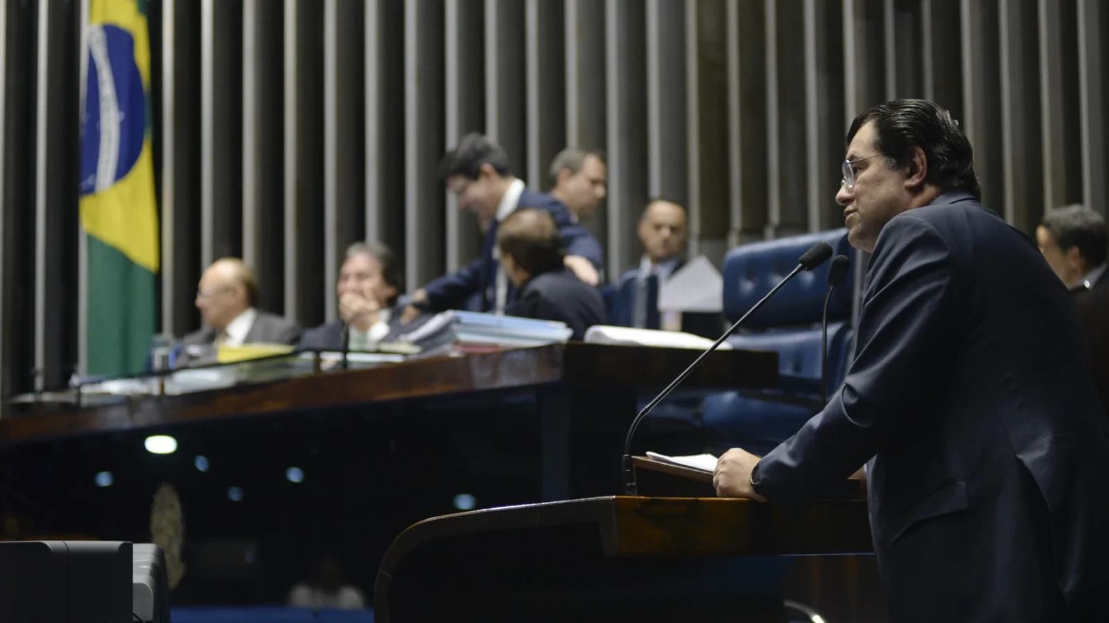 Plenário do Senado Federal durante sessão deliberativa, com senadores em suas bancadas