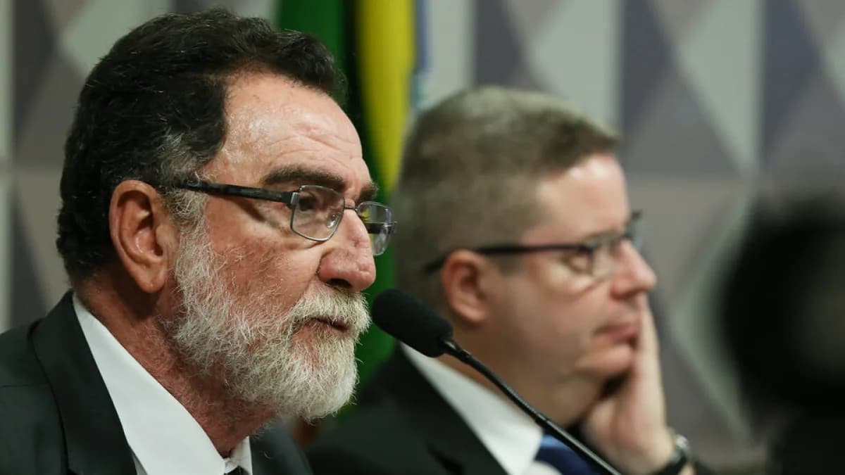 Patrus Ananias fala ao microfone em comissão no Congresso, sentado ao lado de outro parlamentar