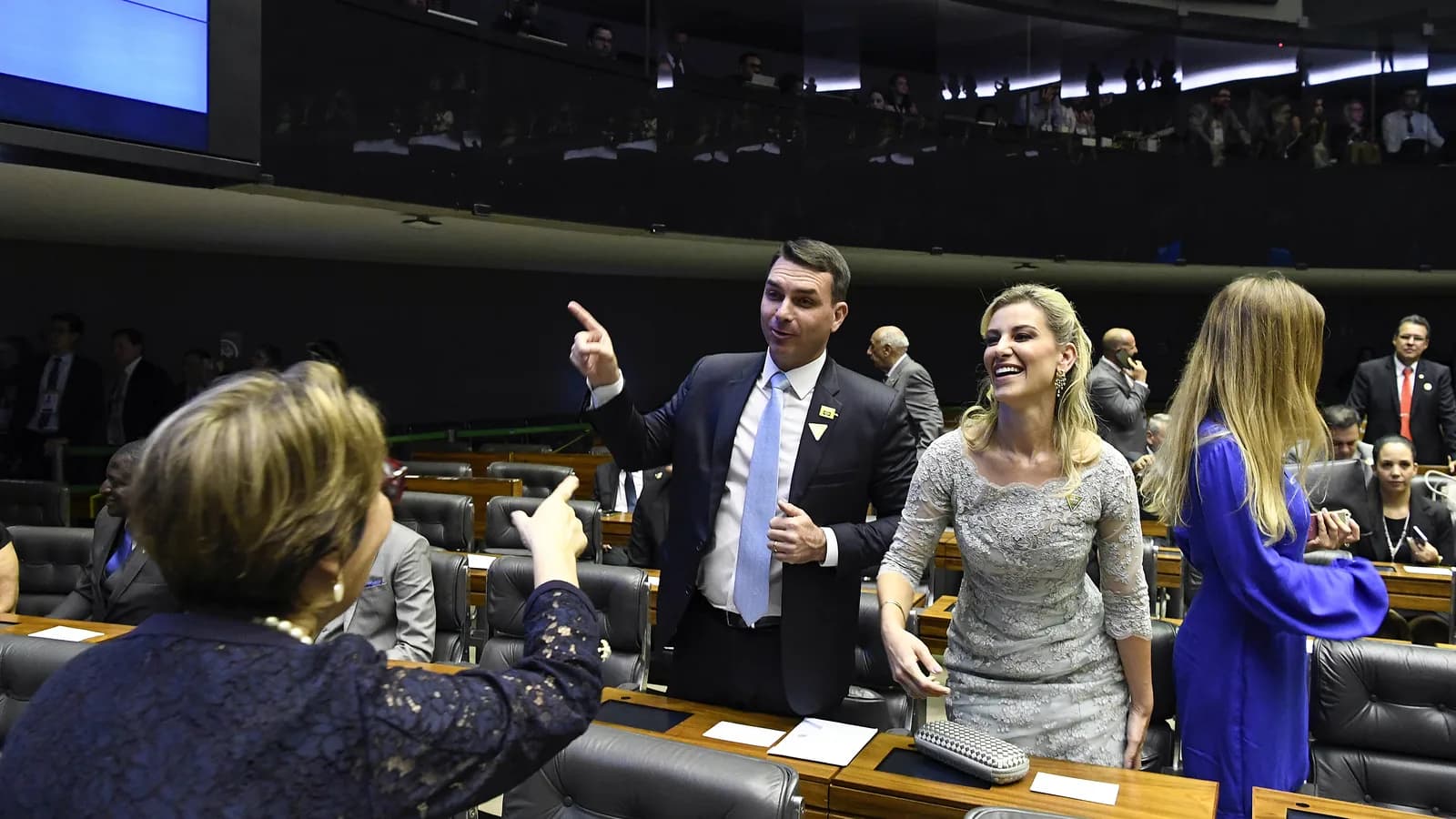 Flávio Bolsonaro e Fernanda Bolsonaro no plenário do Congresso