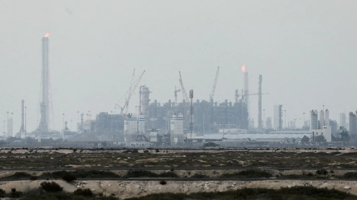 Infraestrutura de refinaria de petróleo sob céu nublado
