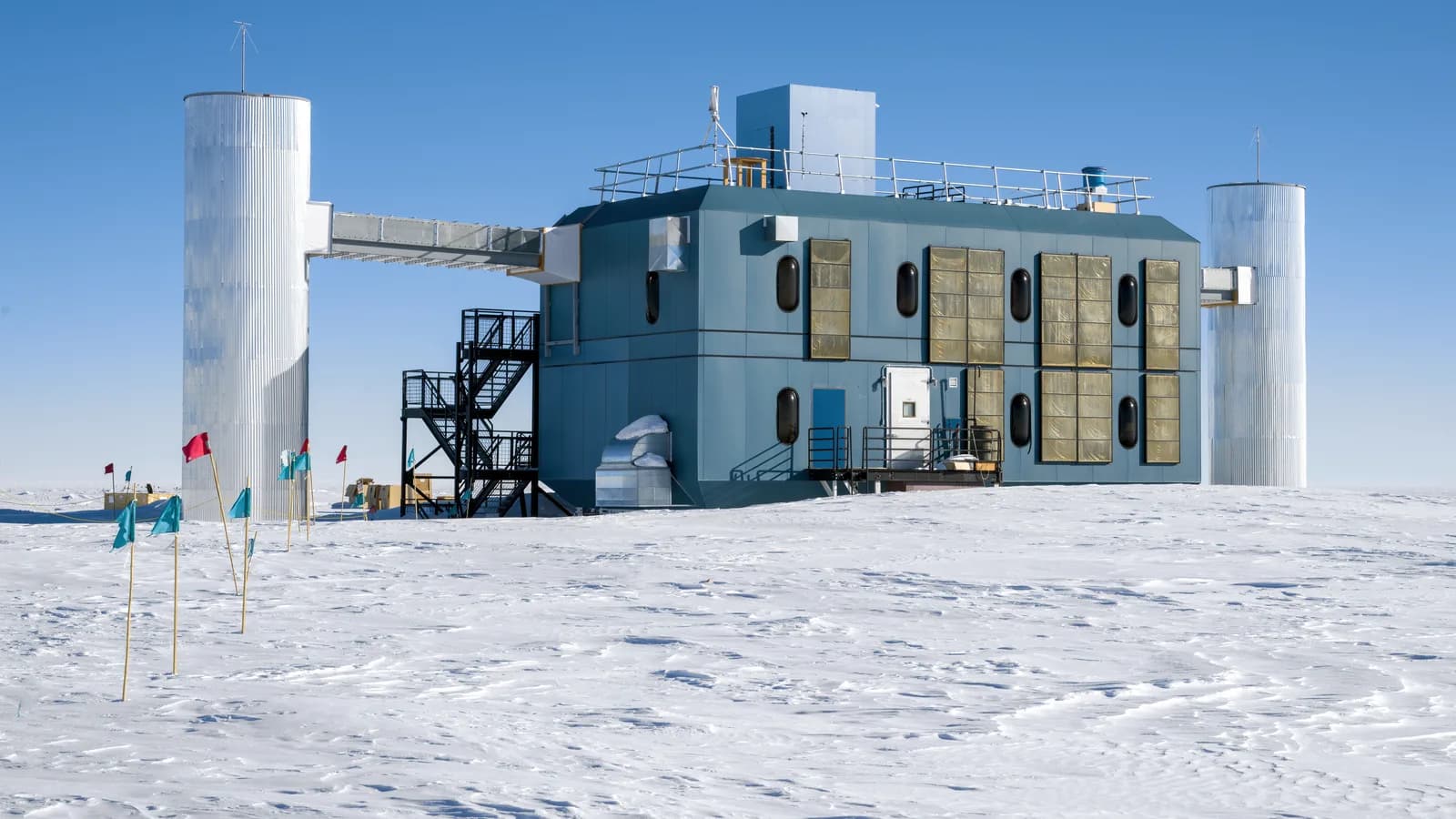 Prédio do Observatório de Neutrinos IceCube na superfície gelada da Antártida
