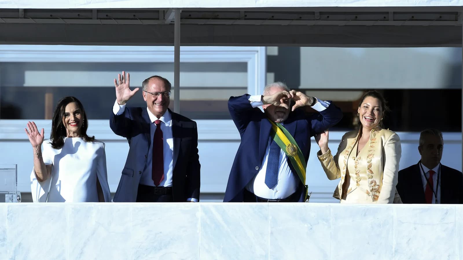 Lula acena com a faixa presidencial ao lado de Janja durante a posse presidencial de 2023