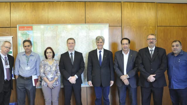 Autoridades do TRE-MG reunidas em audiência pública na sede do Crea-Minas, em Belo Horizonte