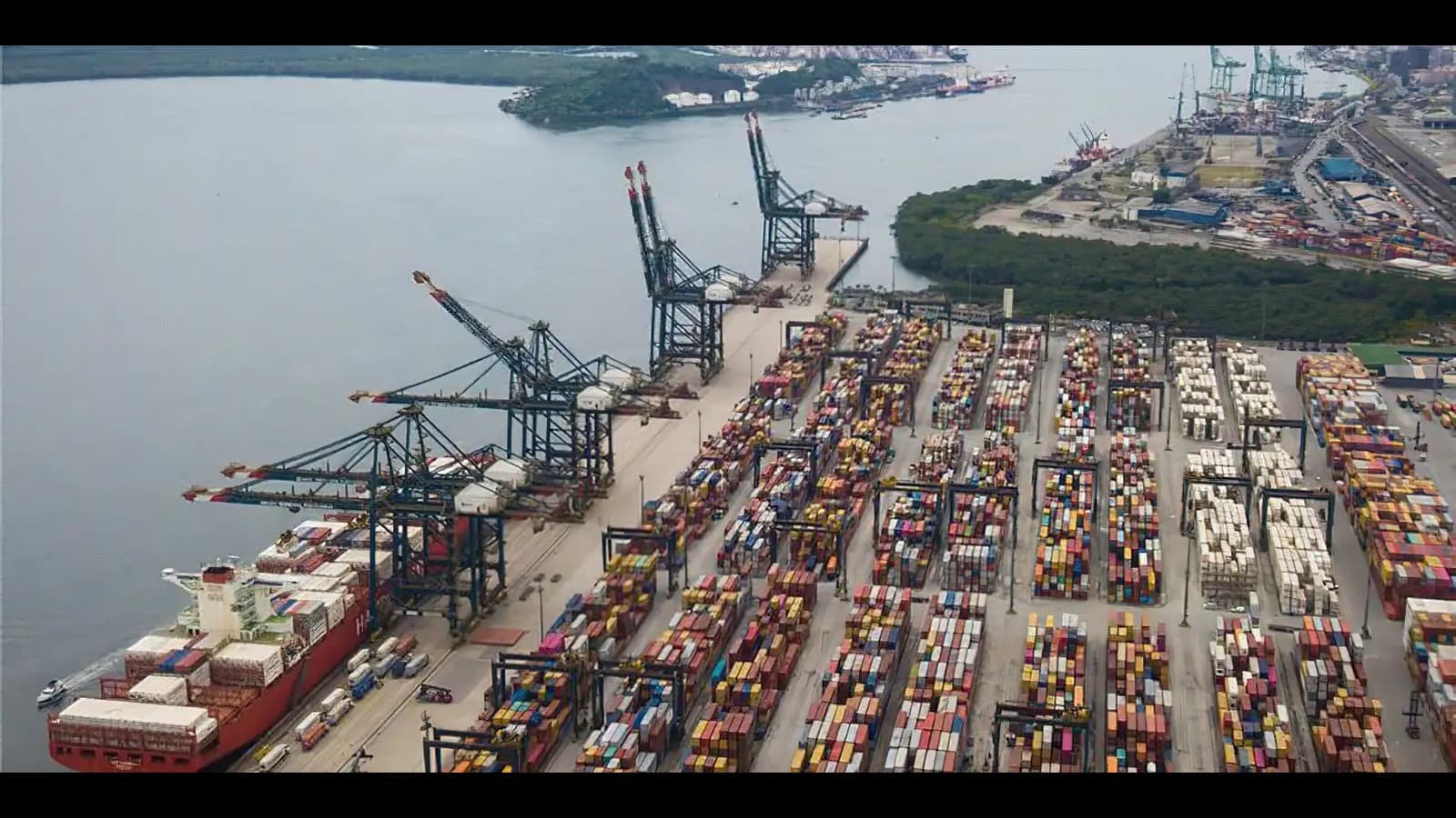 Vista aérea do Porto de Santos, com navio porta-contêineres atracado, guindastes e pátio de contêineres (foto de arquivo, ilustra o comércio exterior brasileiro)