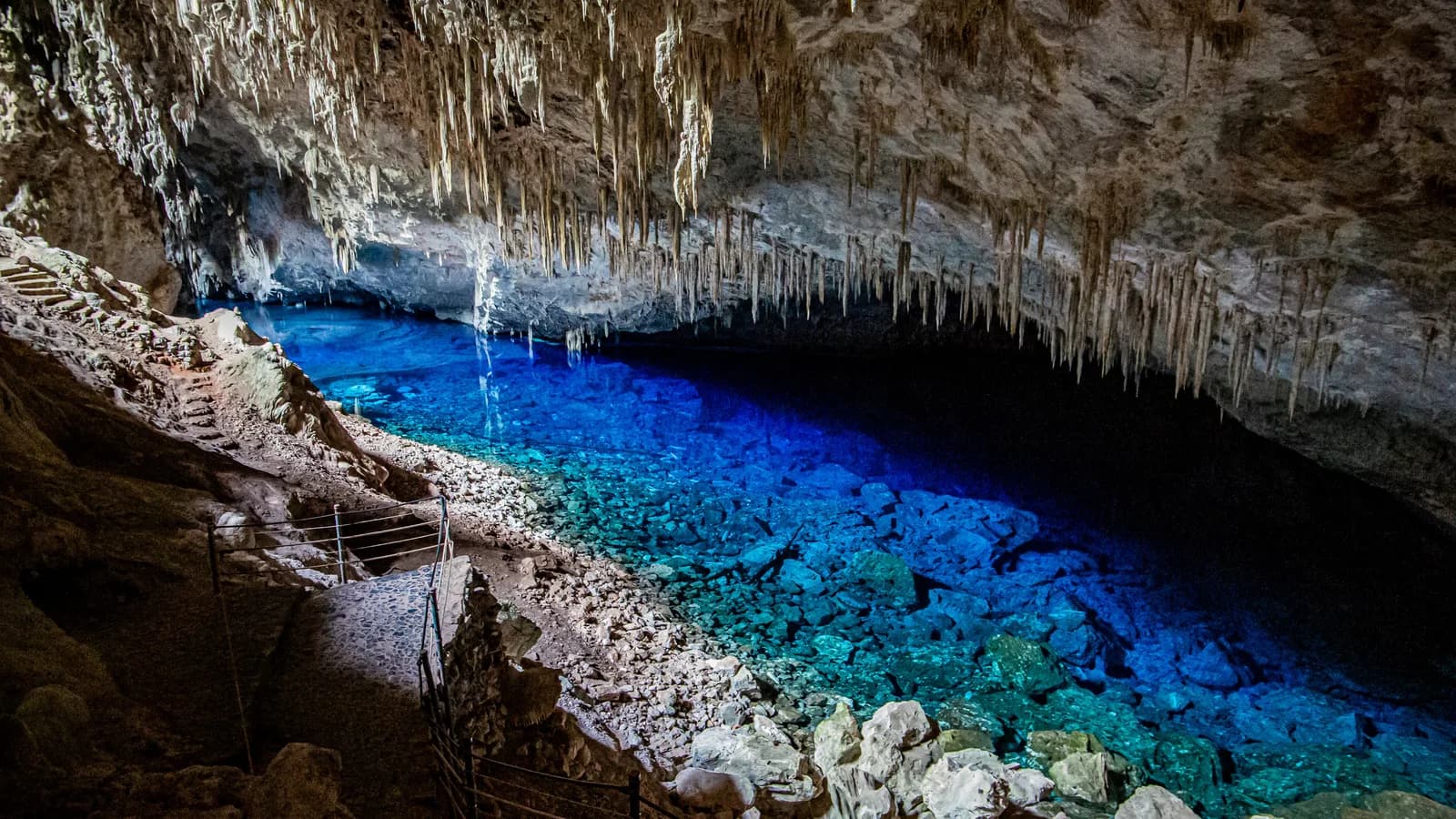 Gruta do Lago Azul, em Bonito (MS), com lago subterrâneo de águas azul-turquesa cercado de estalactites
