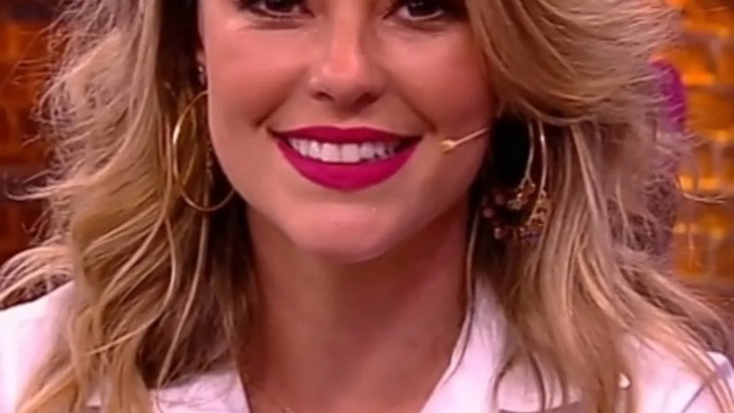 Paolla Oliveira sorri em retrato durante participação em programa de TV