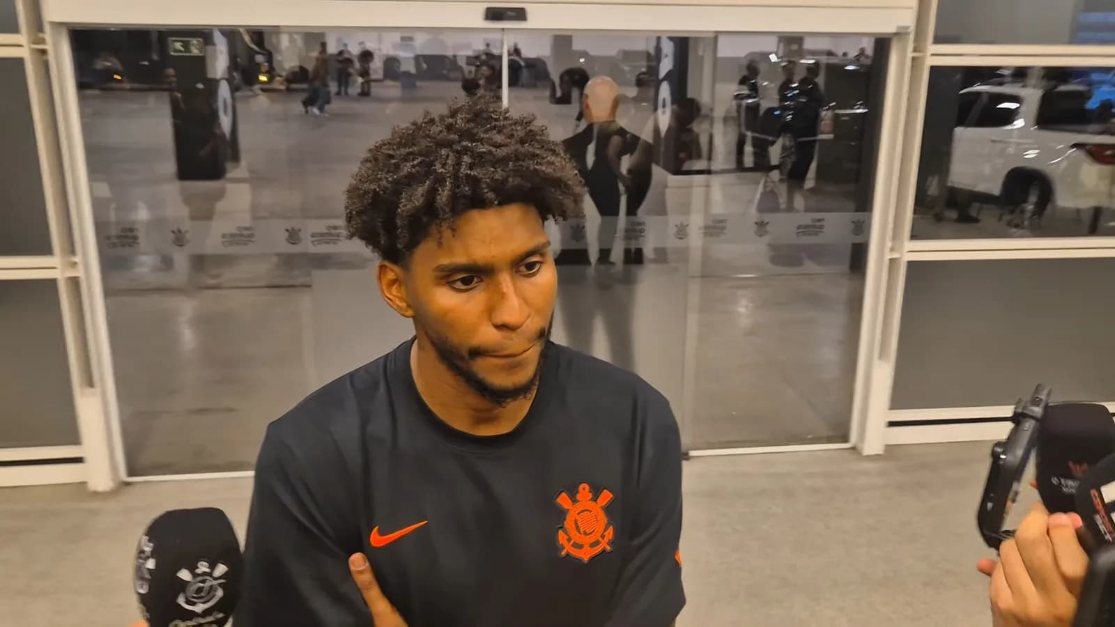 O goleiro Hugo Souza, do Corinthians, é entrevistado usando o agasalho de treino do clube