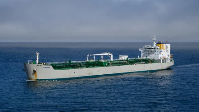 Navio-tanque de petróleo navega em alto-mar