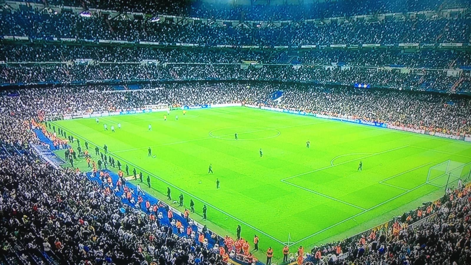 Vista geral do estádio Santiago Bernabéu lotado durante uma partida do Real Madrid