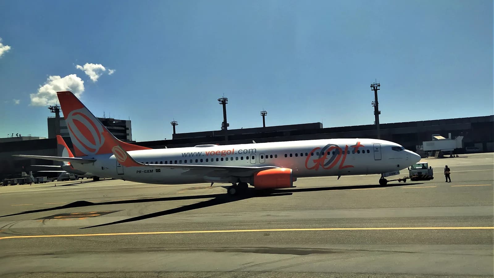Avião da Gol Linhas Aéreas estacionado em pátio de aeroporto