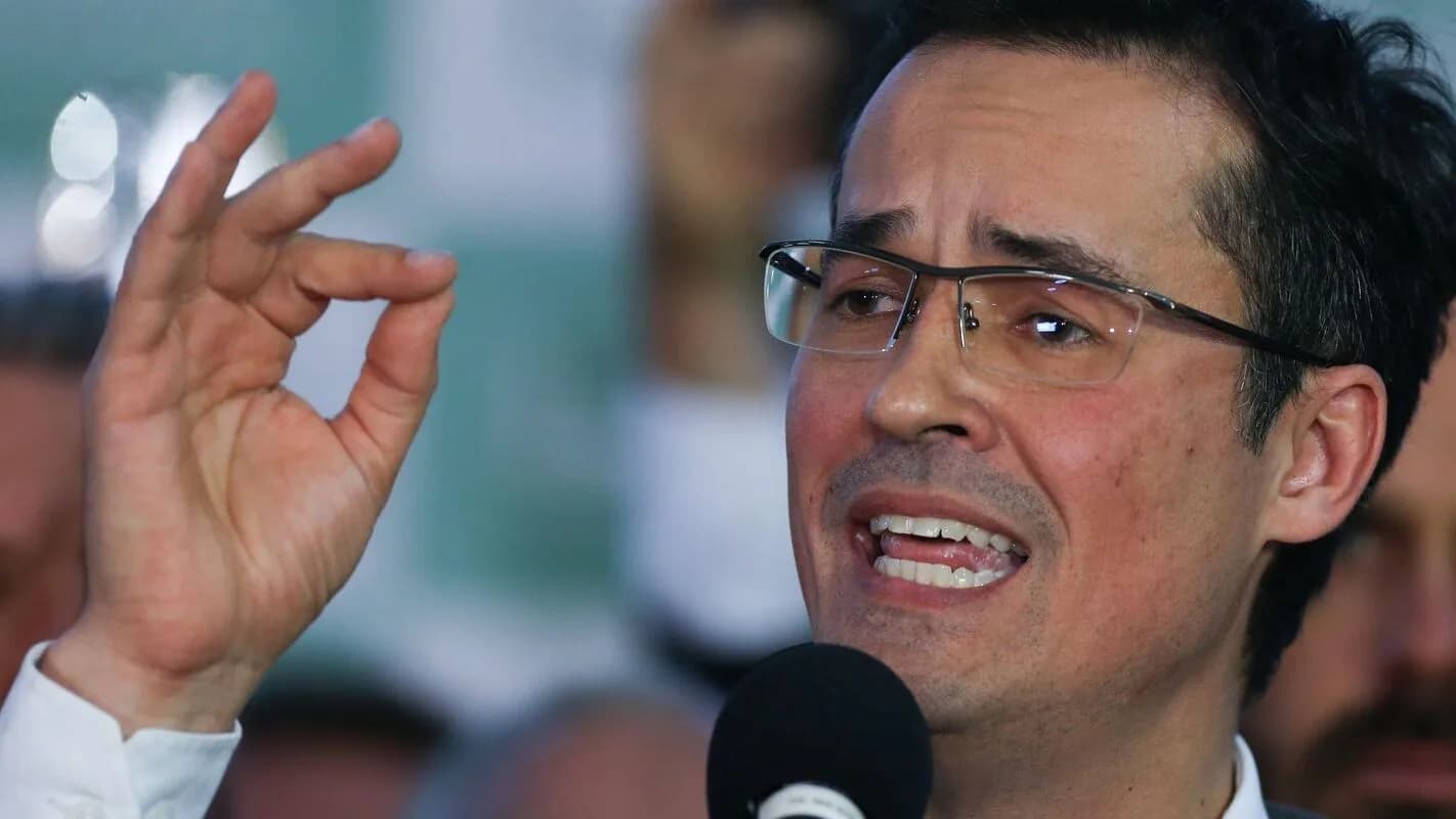 Deltan Dallagnol fala ao microfone em imagem de arquivo