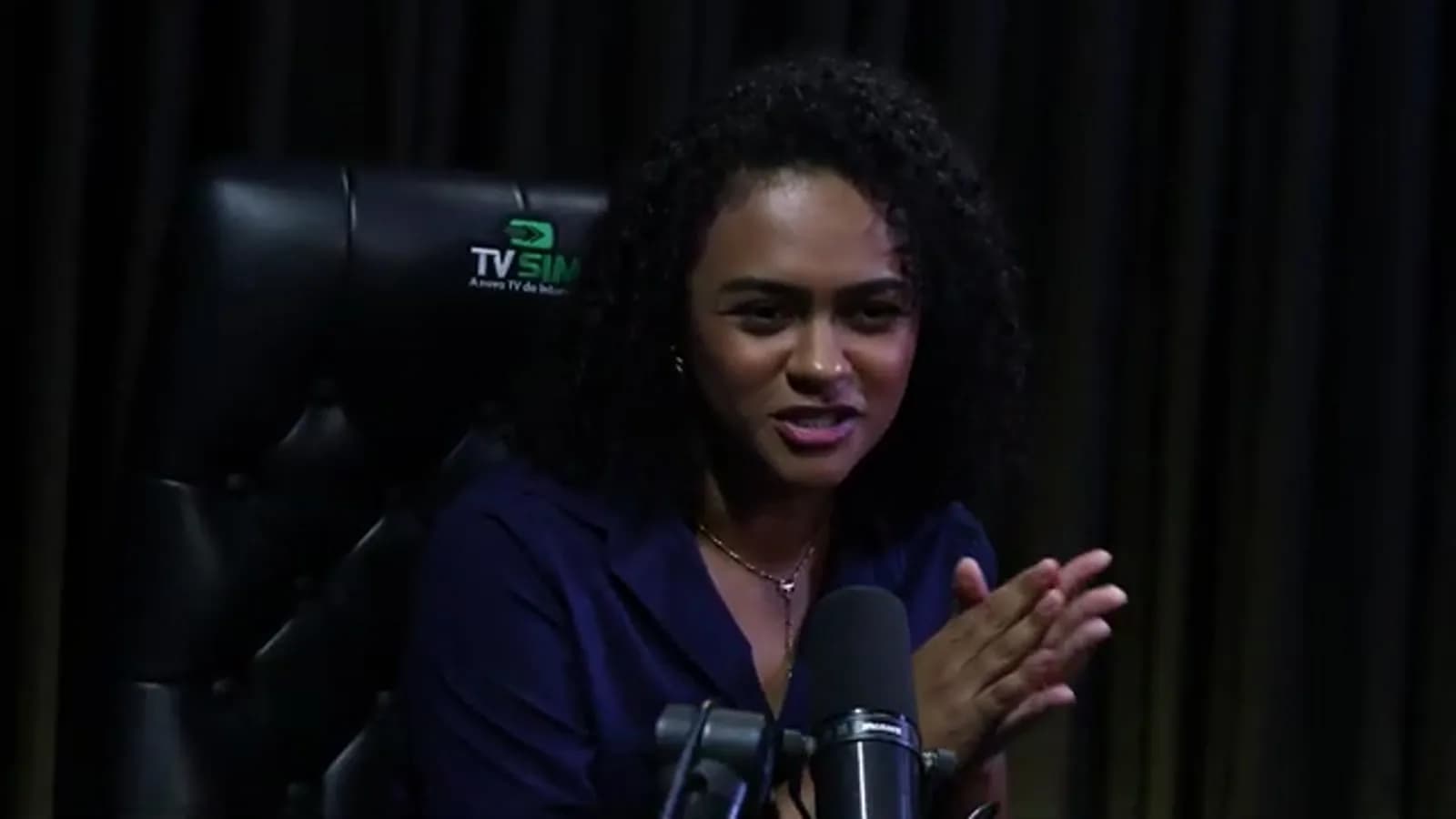 Natália Cordeiro gesticula durante entrevista sobre inteligência artificial ao Encampos Podcast