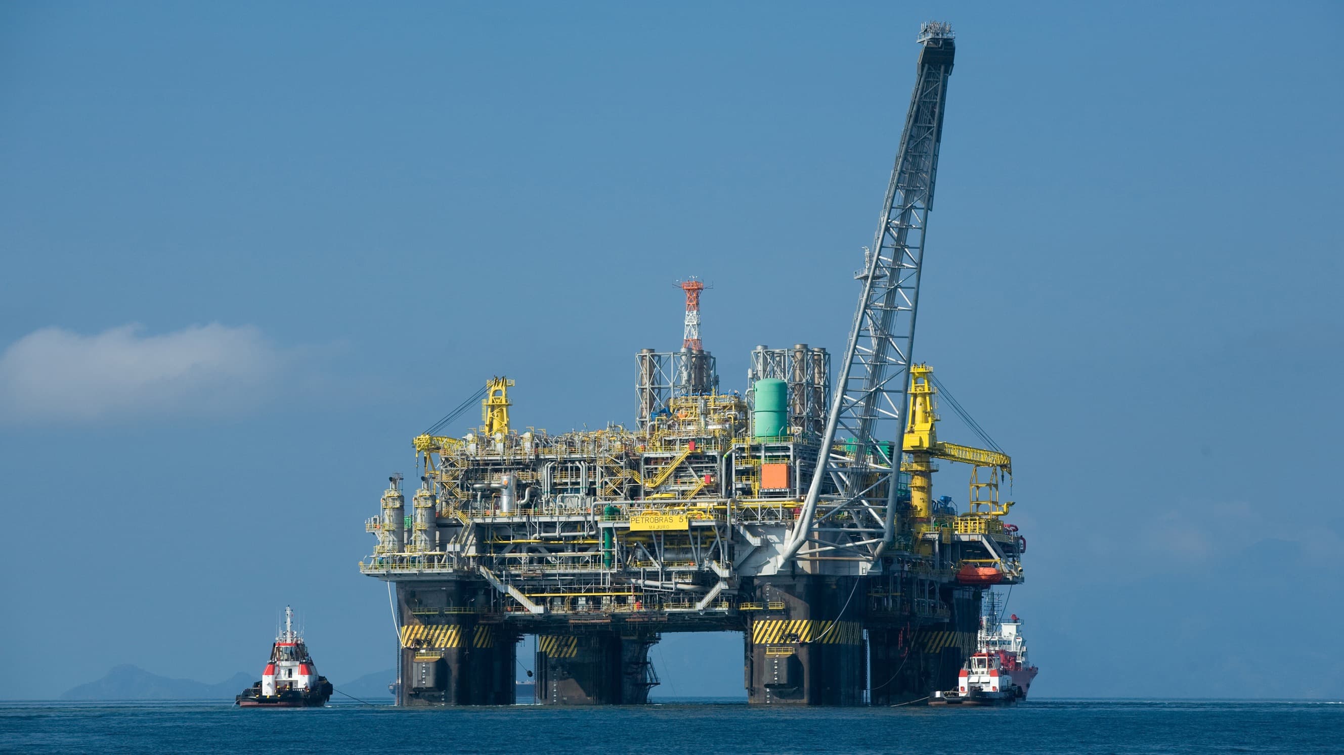 Plataforma marítima da Petrobras no oceano, com rebocadores ao lado; foto de arquivo usada como contexto, não é o poço Sandia-1