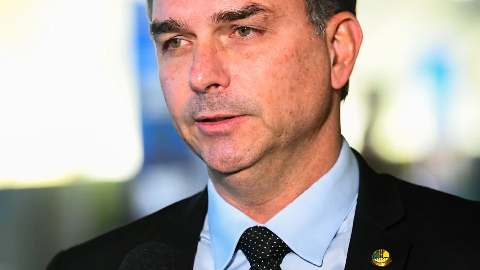 Flávio Bolsonaro concede entrevista a microfone da TV Senado