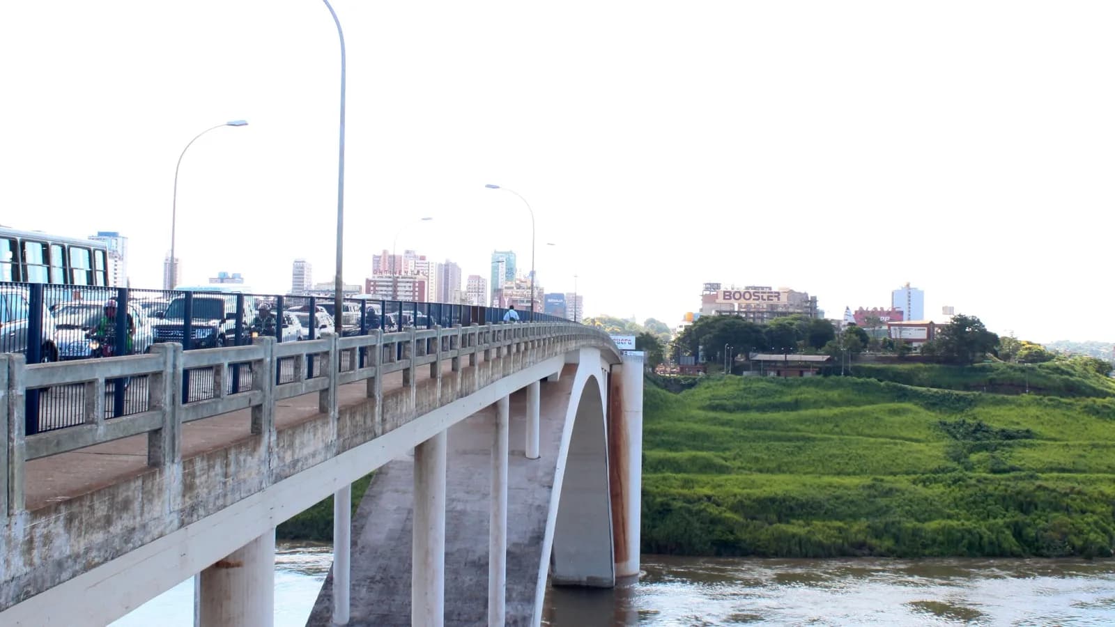 Ponte da Amizade, que liga Foz do Iguaçu ao Paraguai, com veículos atravessando sobre o Rio Paraná
