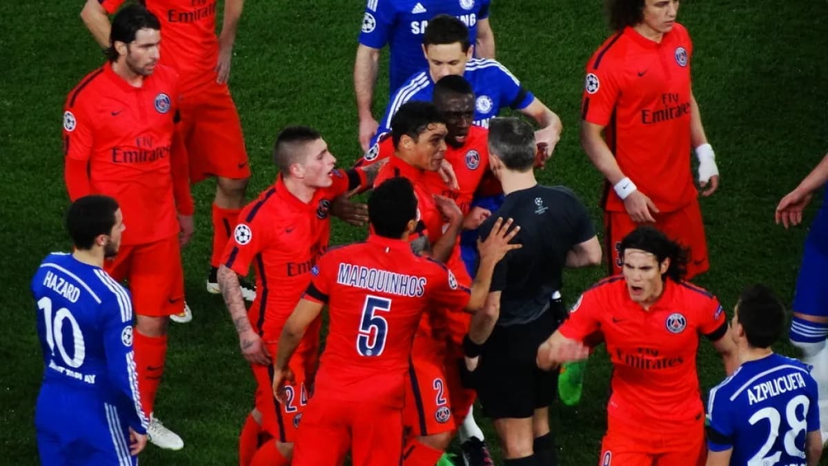 O zagueiro Marquinhos em ação com a camisa do Paris Saint-Germain