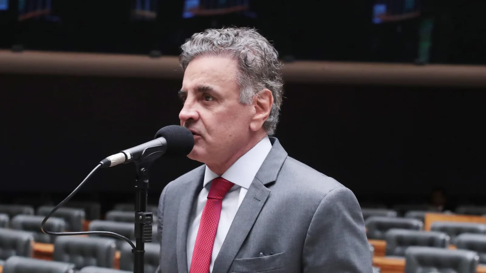 Deputado Aécio Neves discursa no plenário da Câmara dos Deputados