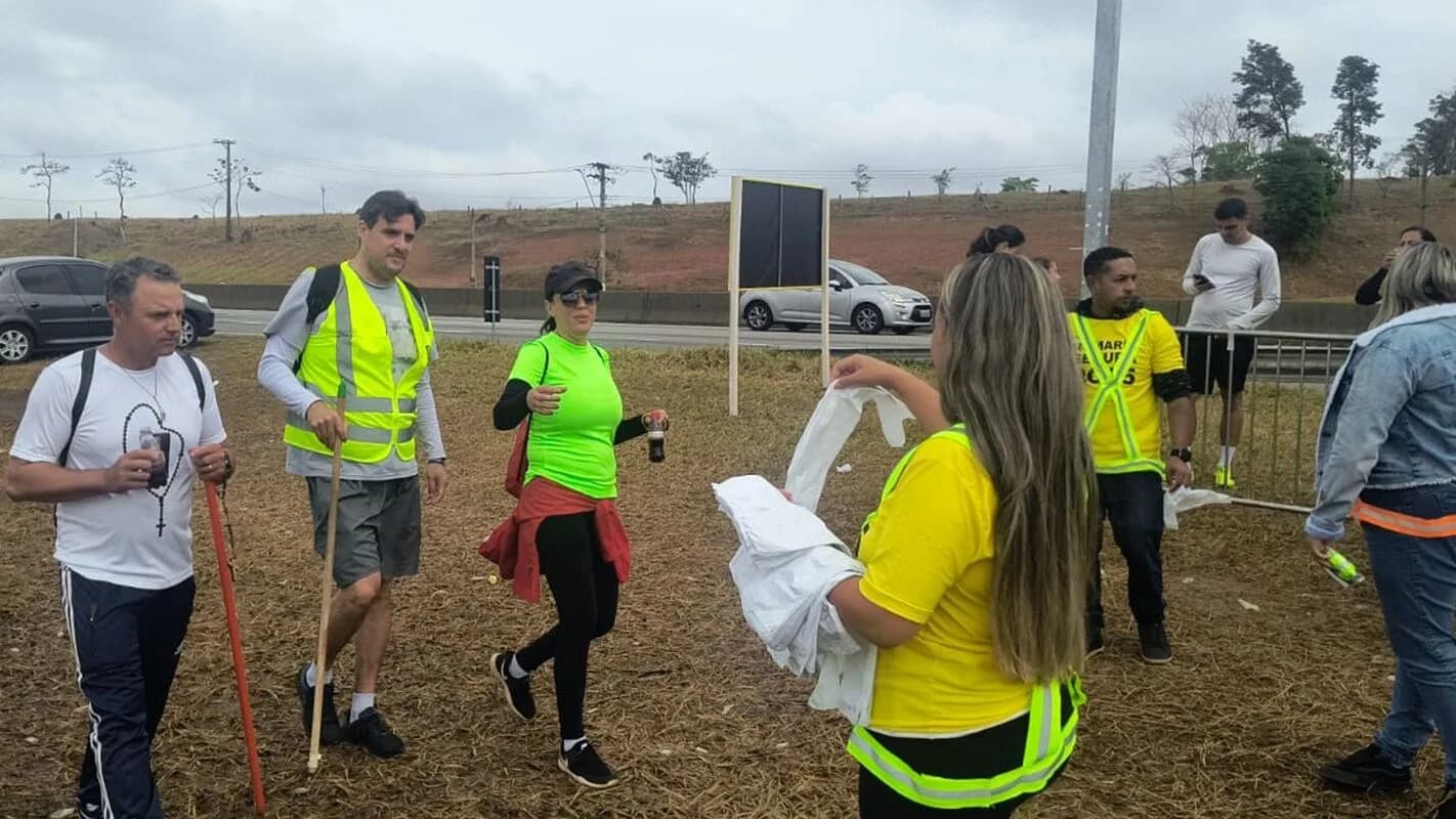 Romeiros caminham em romaria a Nossa Senhora Aparecida em rodovia de São Paulo
