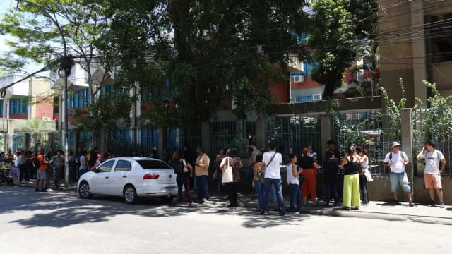 Fila de candidatos aguarda para entrar em local de aplicação de prova de concurso público (foto de arquivo)