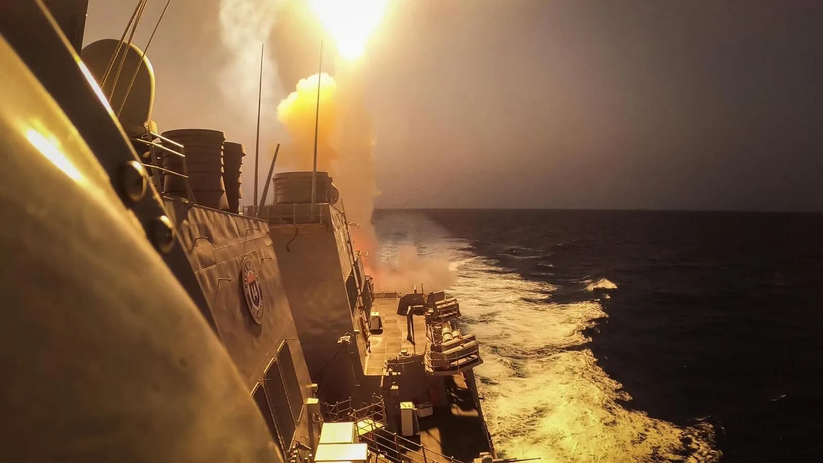 Destróier americano USS Carney dispara míssil de interceptação no Mar Vermelho (foto de arquivo, 2023)
