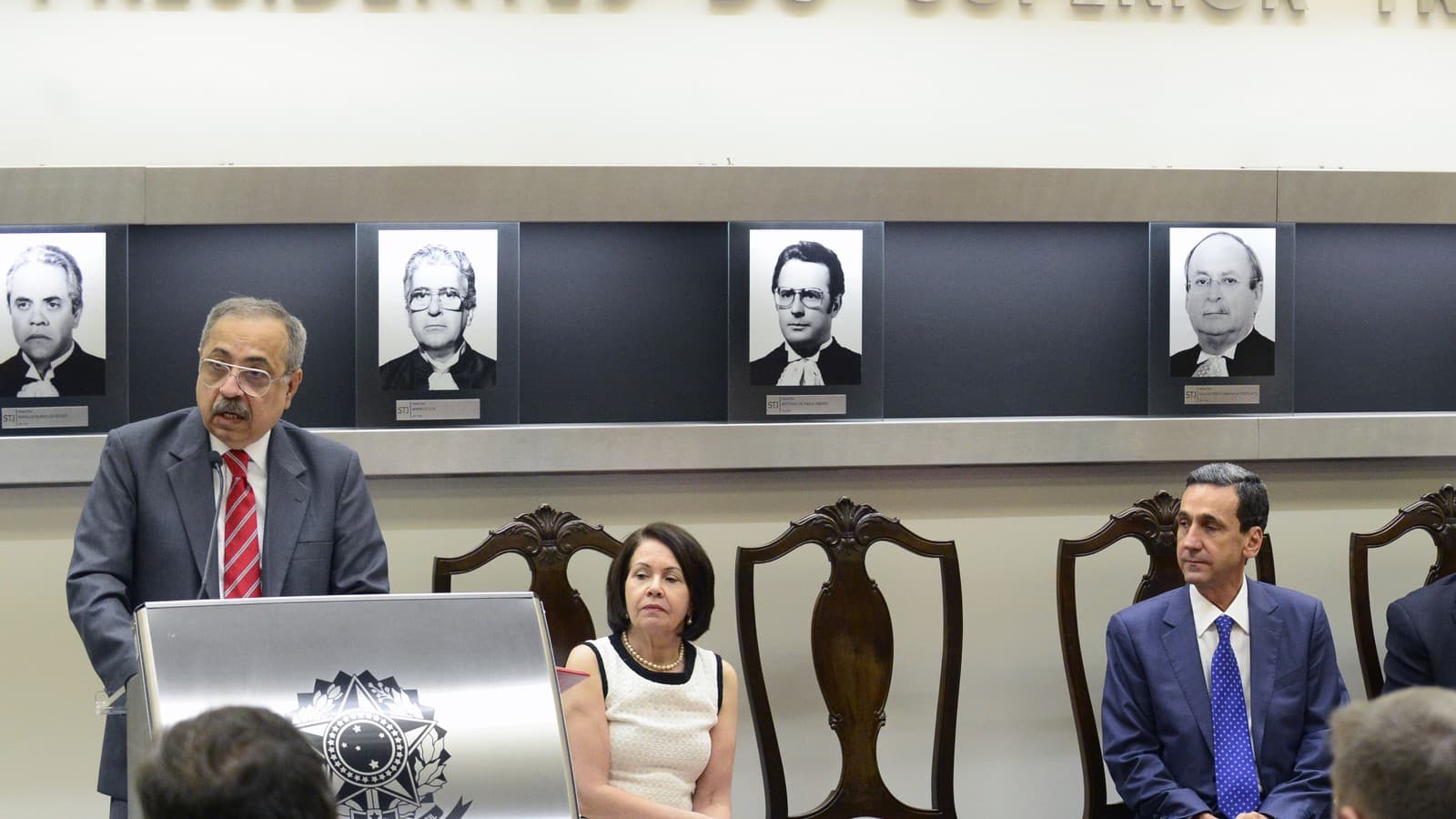 Imagem de arquivo: o ministro Og Fernandes discursa em um púlpito no Salão Nobre do STJ, diante da galeria de retratos de ex-presidentes do tribunal, com autoridades sentadas ao lado