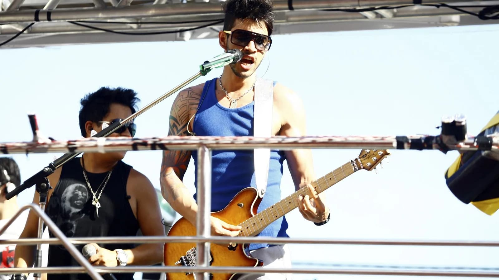 Gusttavo Lima canta e toca violão durante show ao vivo