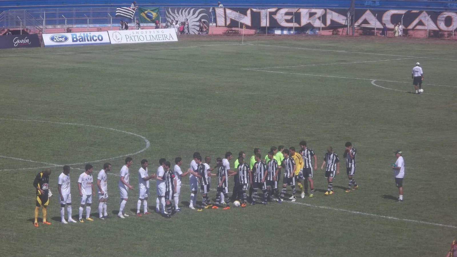 Jogadores da Inter de Limeira em campo durante partida de arquivo do time