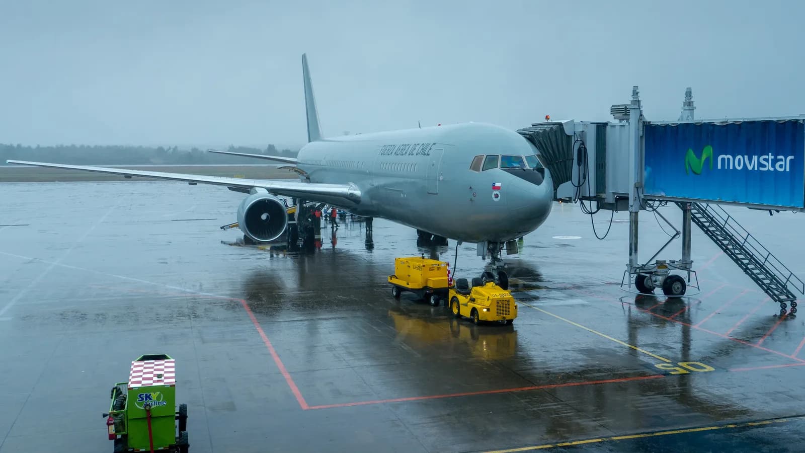 Avião Boeing 767 estacionado em pátio de aeroporto