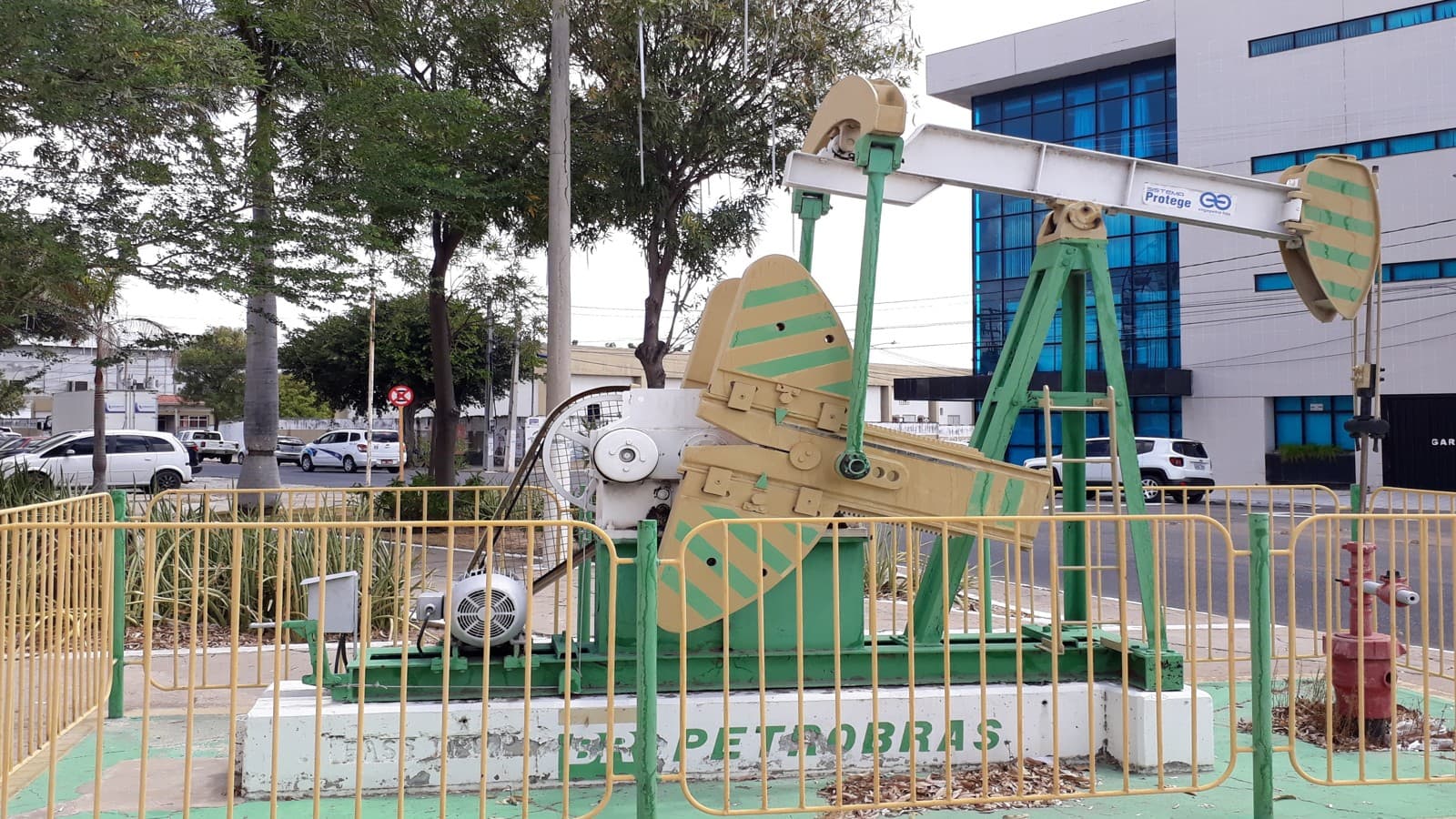 Réplica de cavalo mecânico de extração de petróleo em praça pública de Mossoró (RN), na Bacia Potiguar