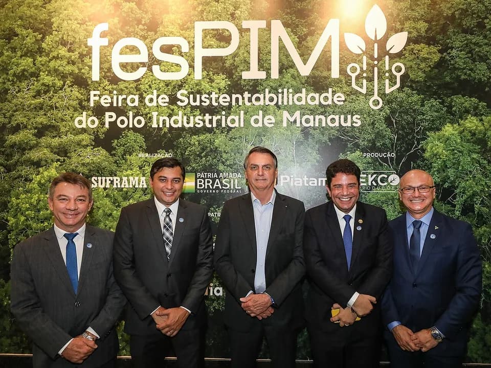 Em Manaus, o Presidente da República Jair Bolsonaro posa para fotografia com o (E/D) Governador de Roraima, Antonio Denarium, Governador do Amazonas, Wilson Miranda Lima, Governado