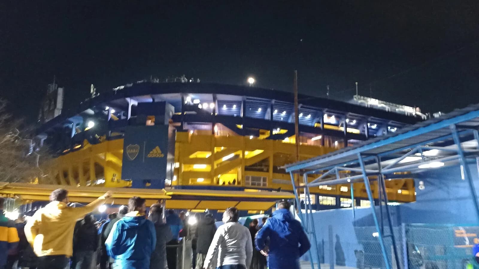 Torcedores entram na Bombonera, estádio do Boca Juniors, à noite
