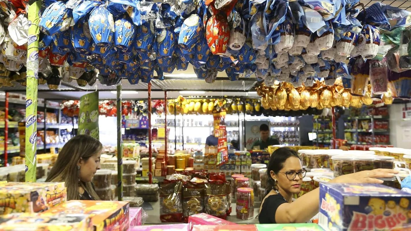 Consumidoras observam produtos em banca de comércio popular no Brasil