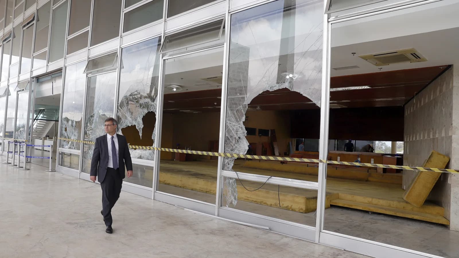 O ministro André Mendonça, do STF, em corredor do prédio da Corte com vidros quebrados após vandalismo em janeiro de 2023 (foto de arquivo)