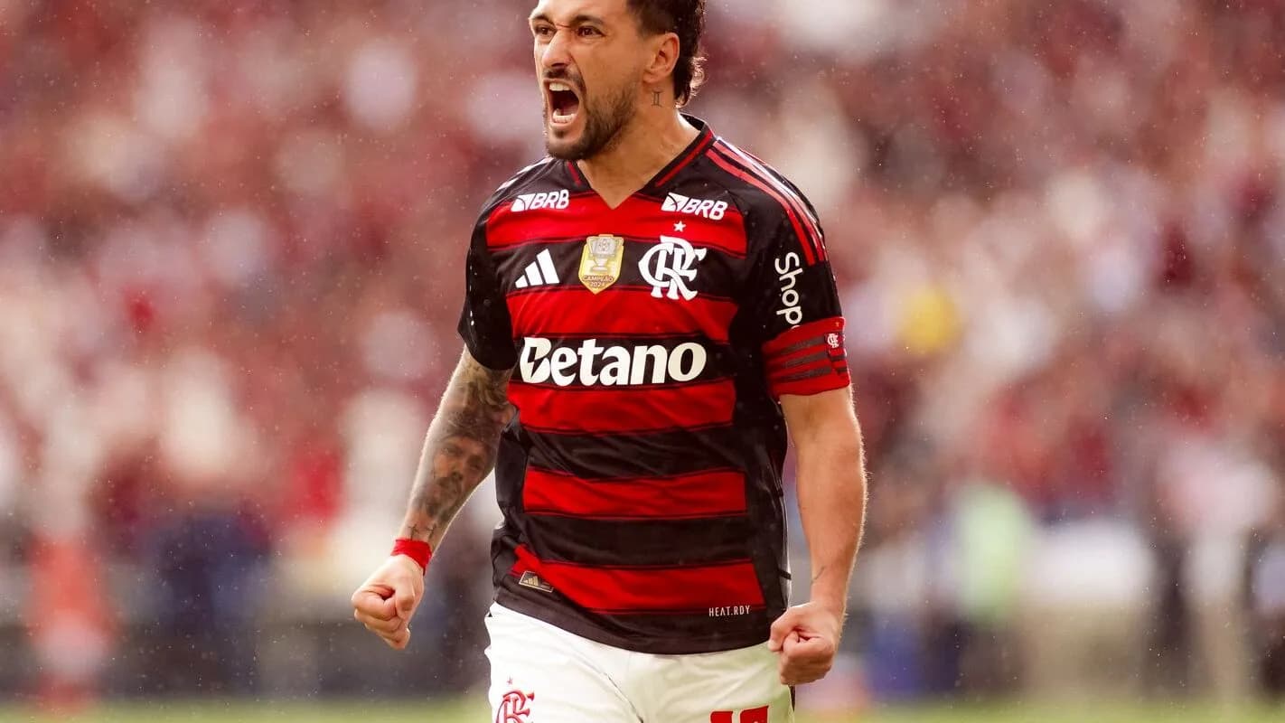 Arrascaeta comemora em campo com a camisa do Flamengo