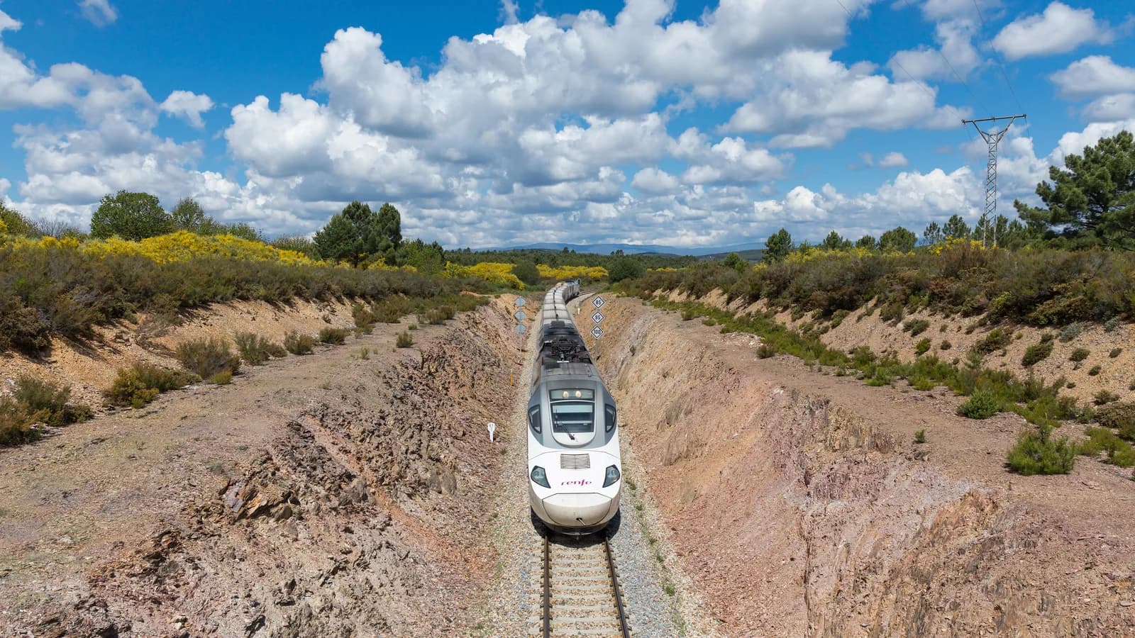 Trem de alta velocidade da Renfe em via férrea na Espanha, foto de arquivo