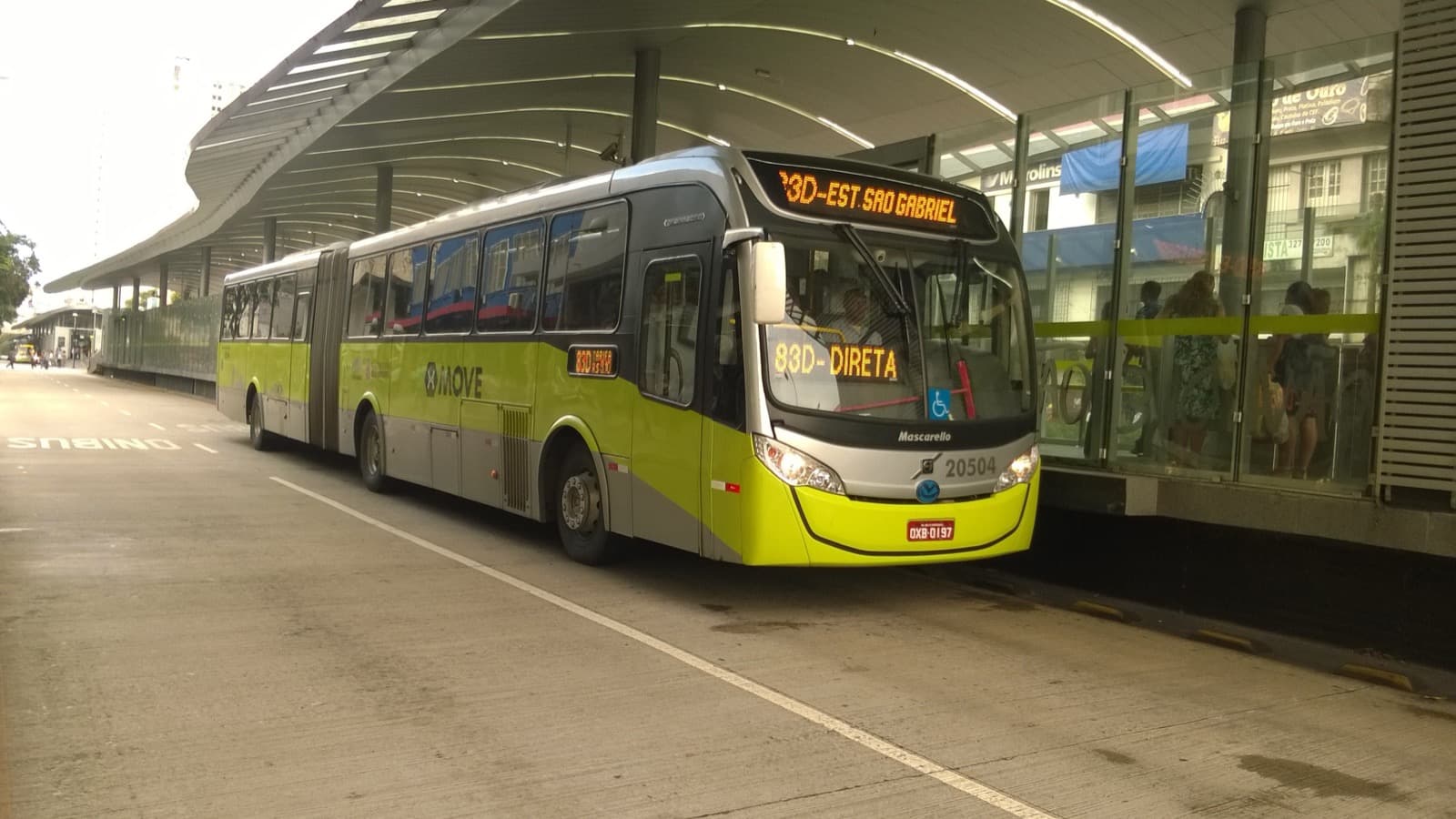 Ônibus articulado do sistema BRT MOVE parado em estação de Belo Horizonte, com passageiros aguardando embarque na plataforma (imagem de arquivo, ilustra o transporte coletivo da capital mineira)