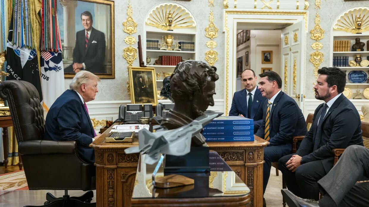 Donald Trump reunido com Eduardo Bolsonaro, Flávio Bolsonaro e Paulo Figueiredo no Salão Oval da Casa Branca
