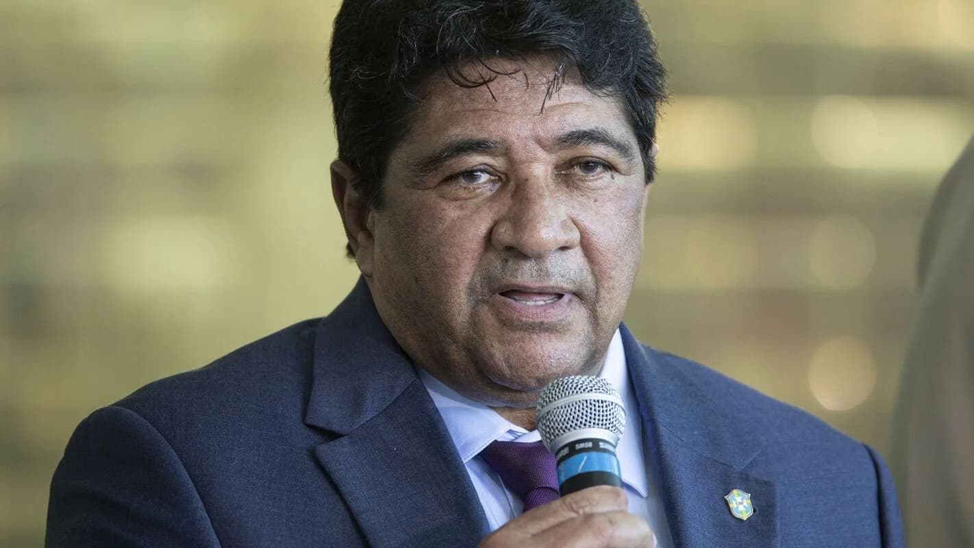 Ednaldo Rodrigues fala ao microfone em foto de arquivo da CBF