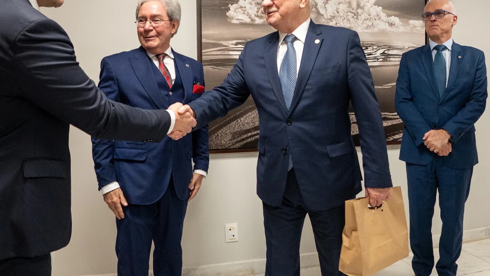 O presidente do STF, ministro Edson Fachin, cumprimenta autoridades em evento institucional