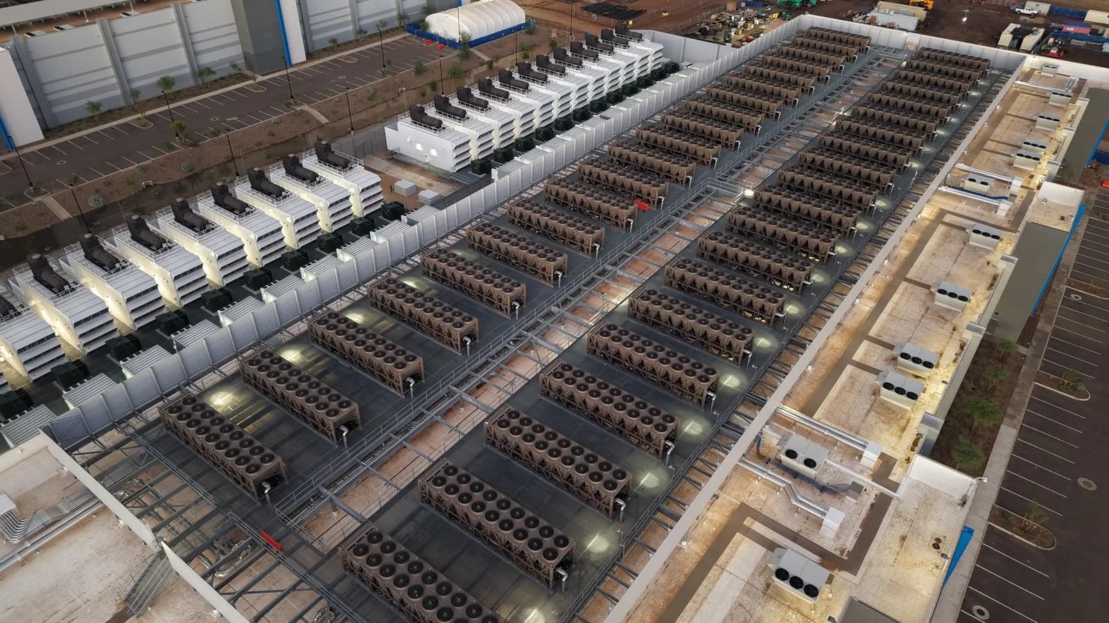 Vista aérea de telhado de data center com unidades de refrigeração