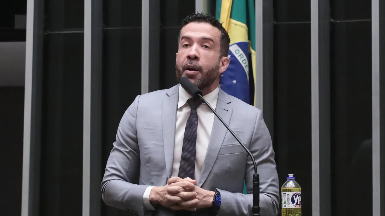 Deputado André Janones fala ao microfone durante sessão na Câmara dos Deputados