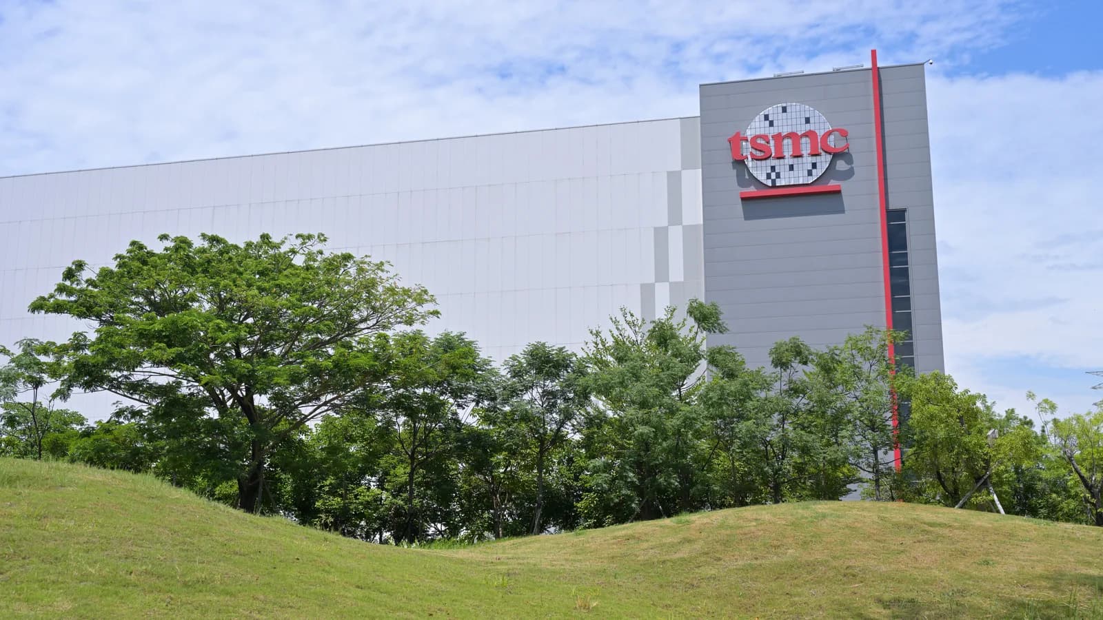 Fachada de fábrica da TSMC com o logotipo da empresa em destaque