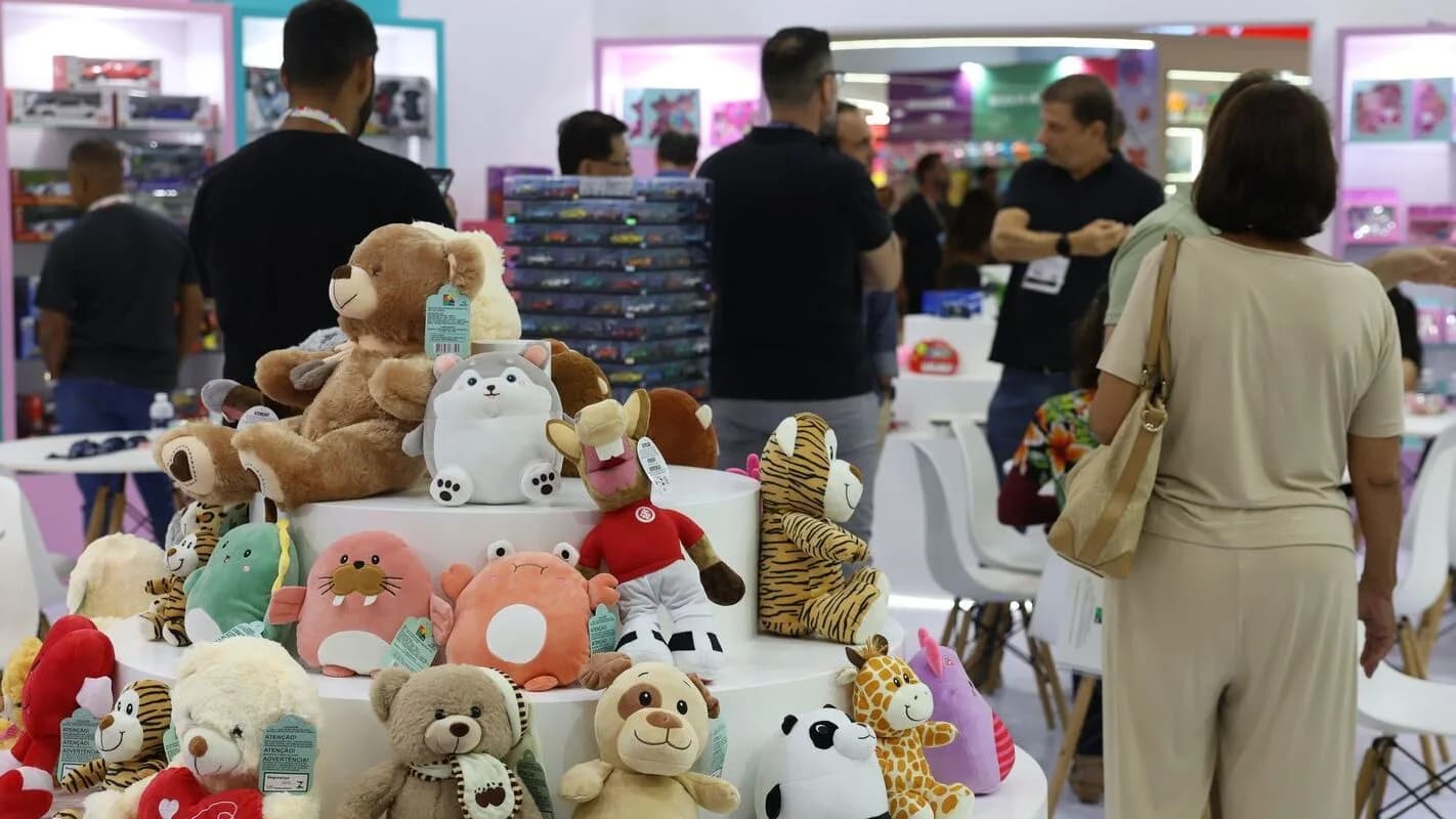 Consumidores observam pelúcias e brinquedos em loja durante compras