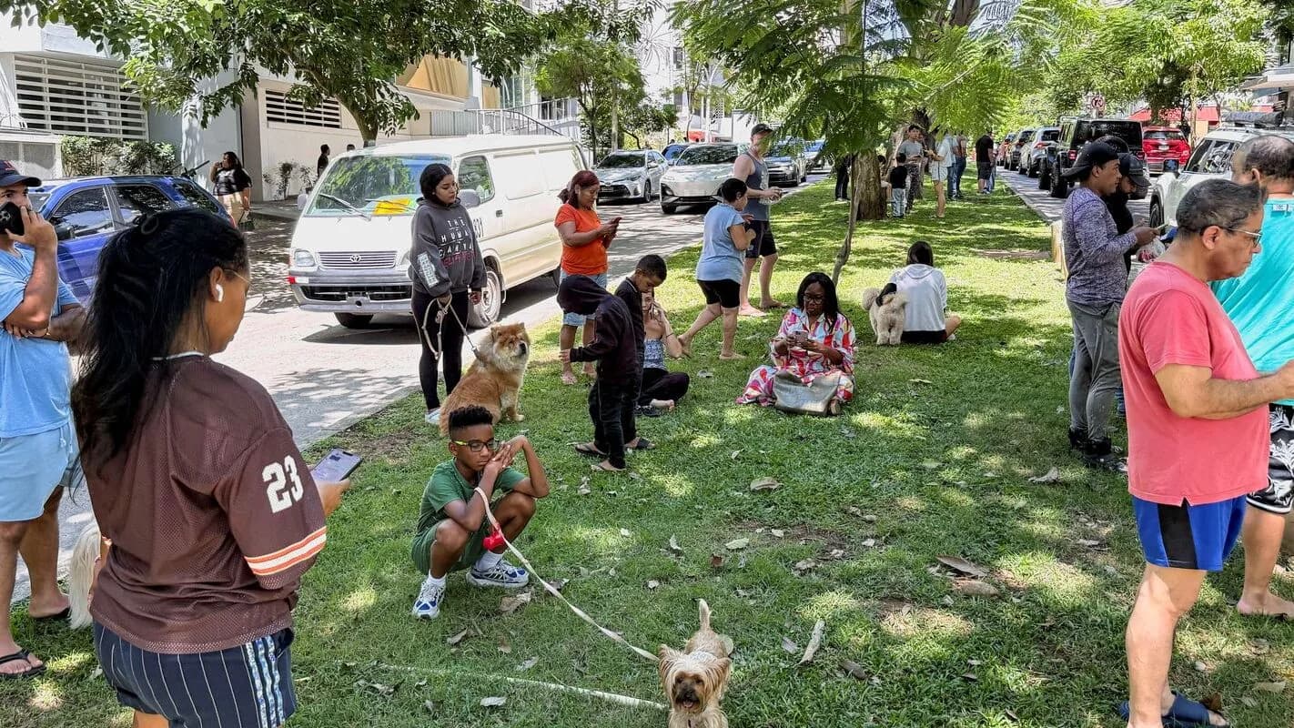 Pessoas reunidas em área aberta após terremoto na Cidade do Panamá