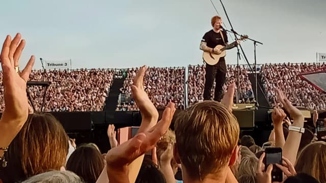 Ed Sheeran se apresenta para multidão em show da turnê (foto de arquivo)