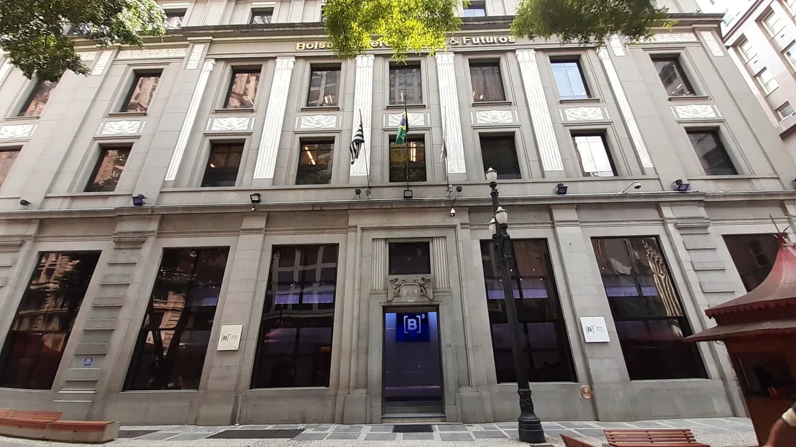 Fachada histórica do prédio da B3, antiga Bolsa de Mercadorias e Futuros, em São Paulo