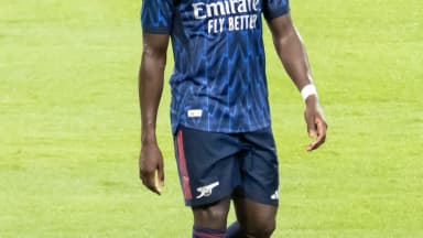 Bukayo Saka em campo com a camisa do Arsenal