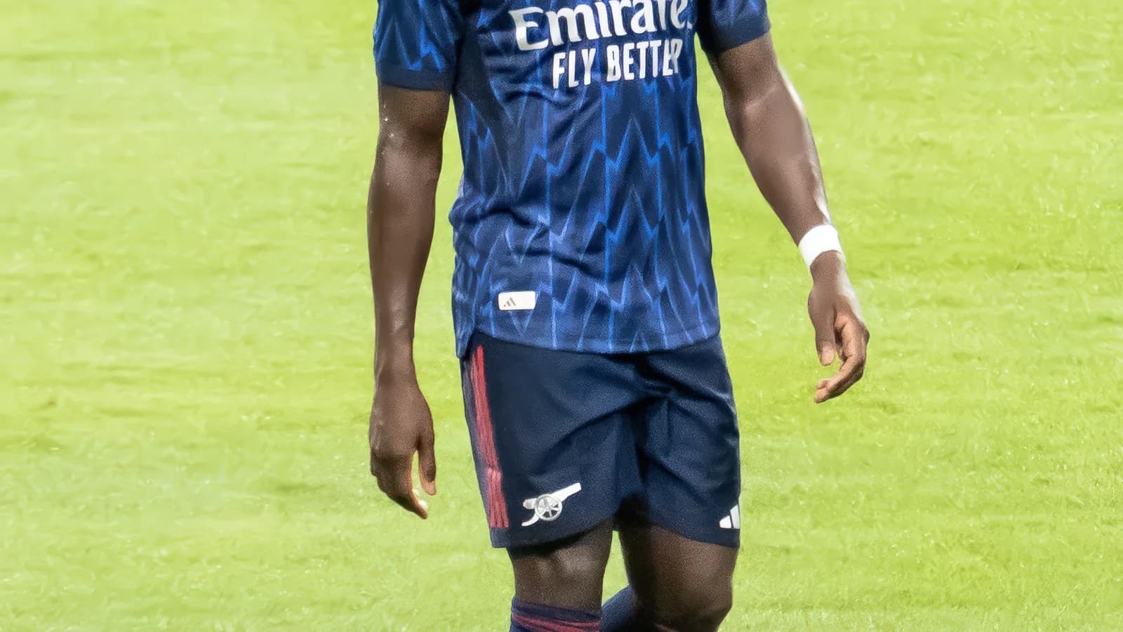 Bukayo Saka em campo com a camisa do Arsenal